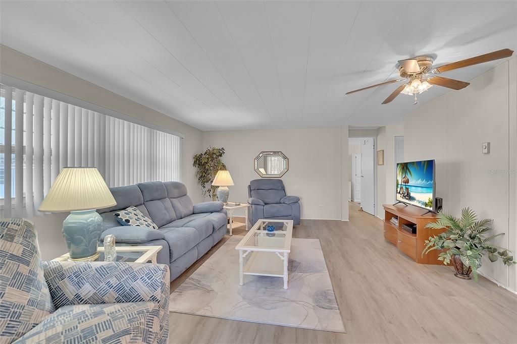 For Sale: $154,000 (2 beds, 2 baths, 1104 Square Feet)
