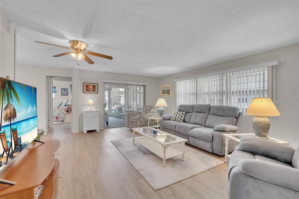 For Sale: $154,000 (2 beds, 2 baths, 1104 Square Feet)
