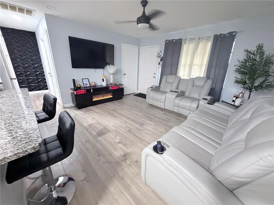 For Sale: $215,000 (2 beds, 2 baths, 1044 Square Feet)