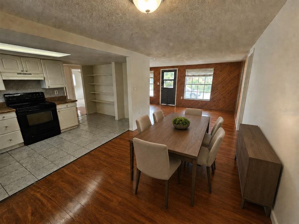 На продажу: $329,000 (5 спален, 2 ванн, 1946 Квадратных фут)