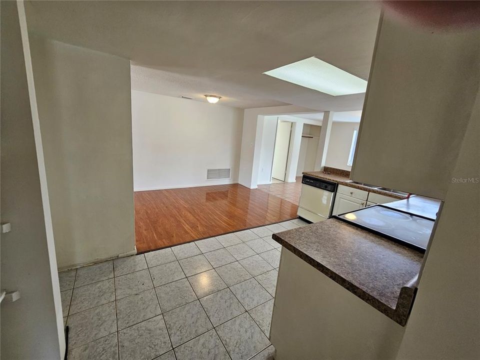 На продажу: $329,000 (5 спален, 2 ванн, 1946 Квадратных фут)