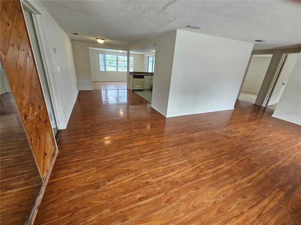 На продажу: $329,000 (5 спален, 2 ванн, 1946 Квадратных фут)