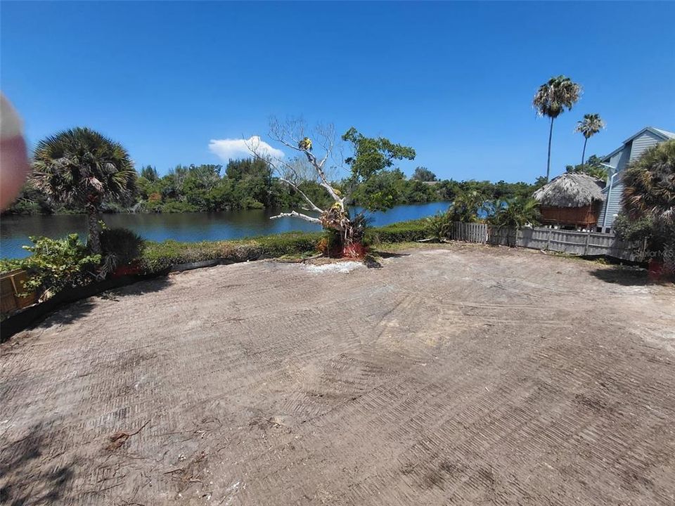 En Venta: $949,000 (0.32 acres)