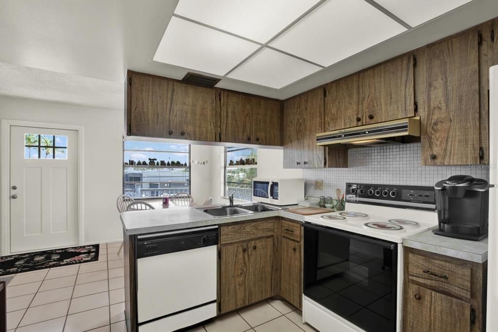 For Sale: $399,000 (1 beds, 1 baths, 660 Square Feet)