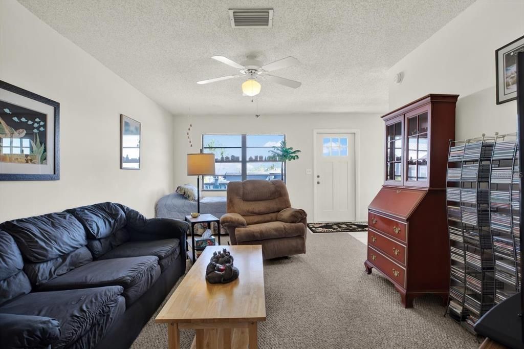 For Sale: $399,000 (1 beds, 1 baths, 660 Square Feet)