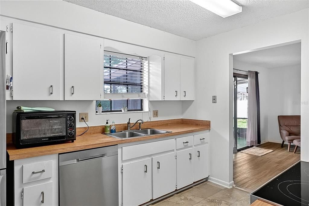 For Sale: $385,000 (3 beds, 2 baths, 1822 Square Feet)