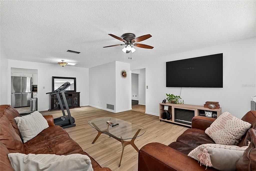 For Sale: $385,000 (3 beds, 2 baths, 1822 Square Feet)