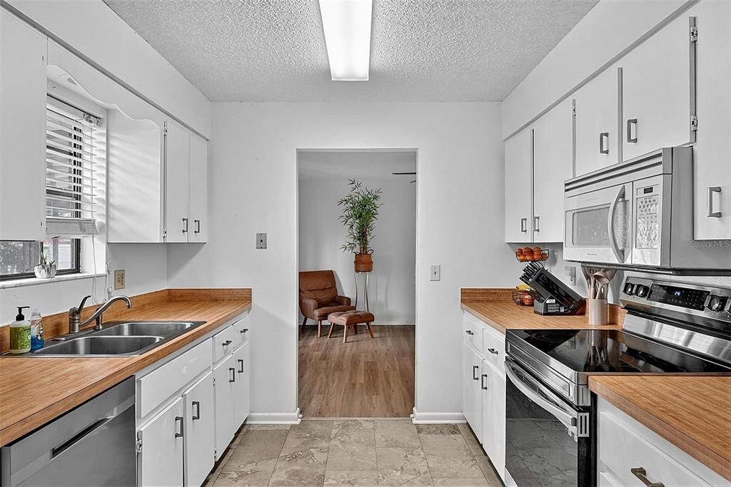 For Sale: $385,000 (3 beds, 2 baths, 1822 Square Feet)
