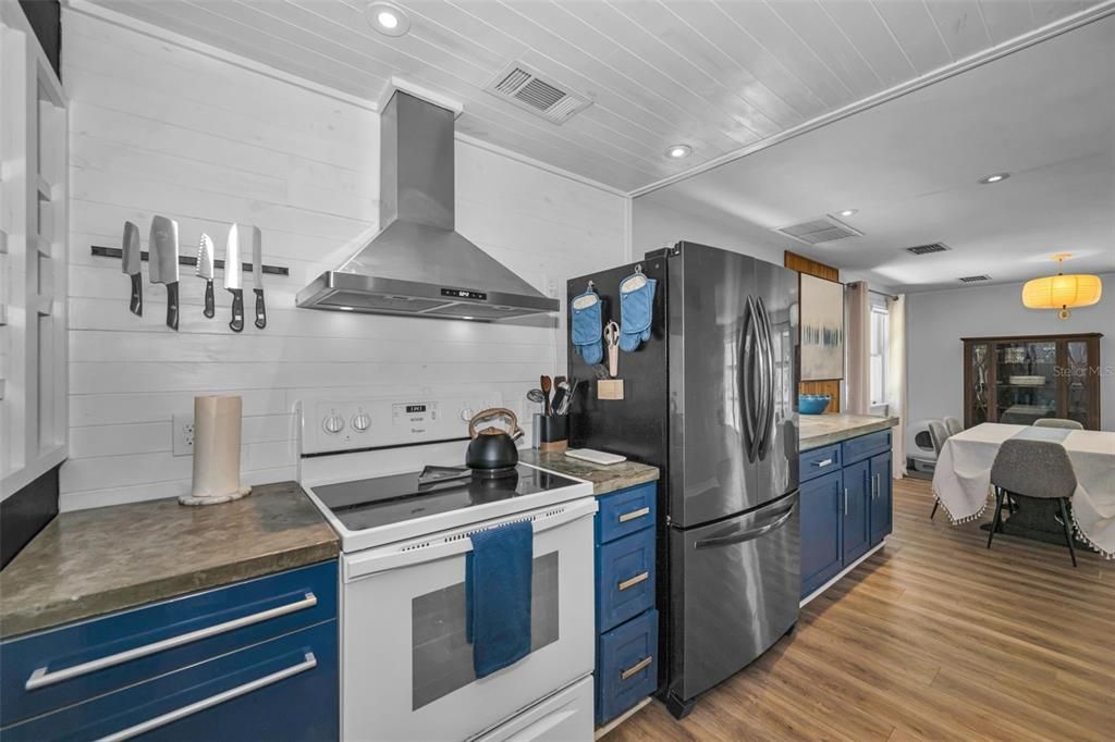 For Sale: $515,000 (3 beds, 2 baths, 1600 Square Feet)