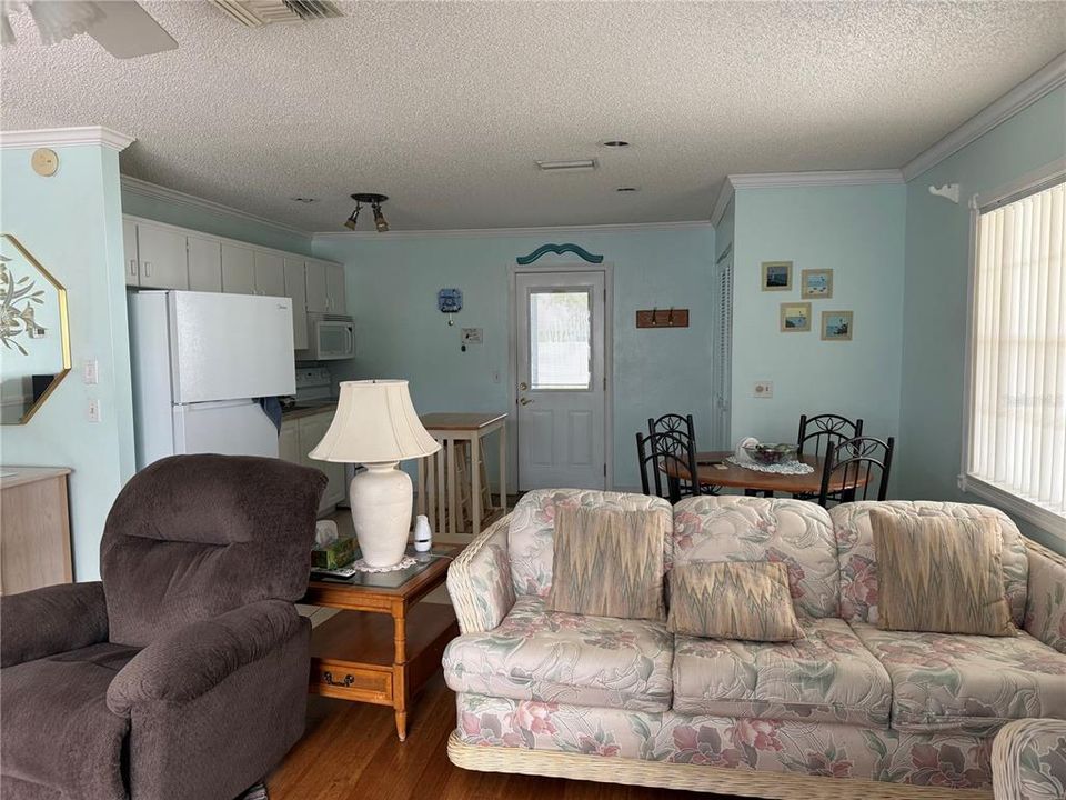For Sale: $217,000 (2 beds, 1 baths, 910 Square Feet)