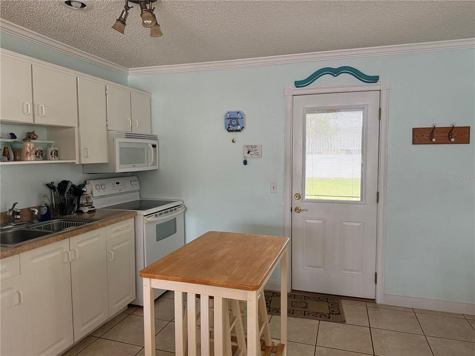 For Sale: $217,000 (2 beds, 1 baths, 910 Square Feet)