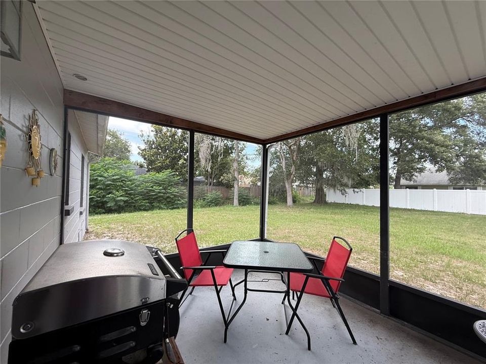 For Sale: $217,000 (2 beds, 1 baths, 910 Square Feet)