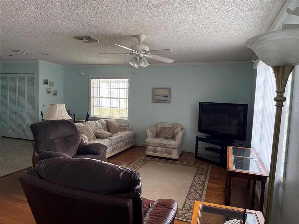 For Sale: $217,000 (2 beds, 1 baths, 910 Square Feet)