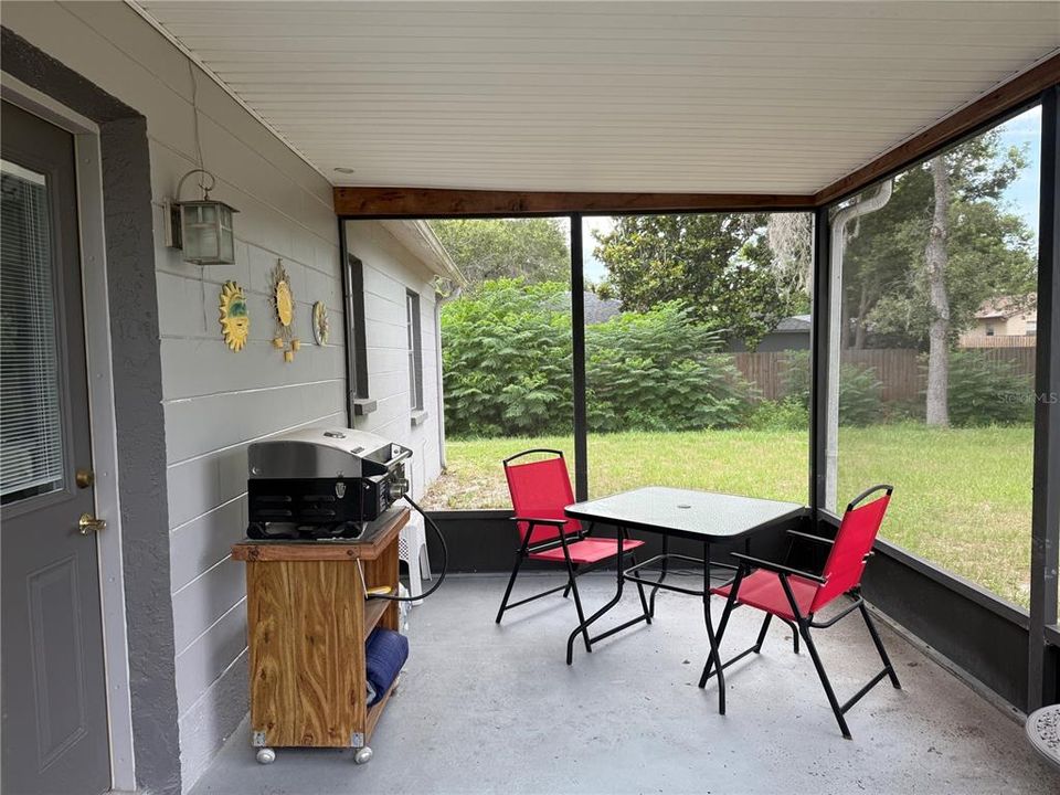 For Sale: $217,000 (2 beds, 1 baths, 910 Square Feet)
