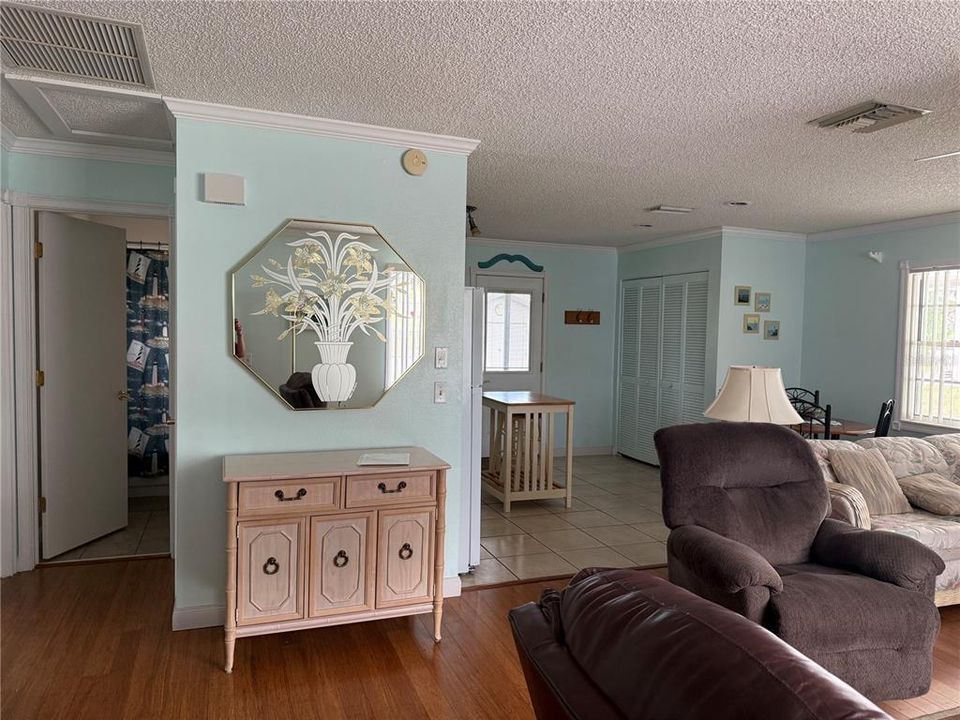 For Sale: $217,000 (2 beds, 1 baths, 910 Square Feet)