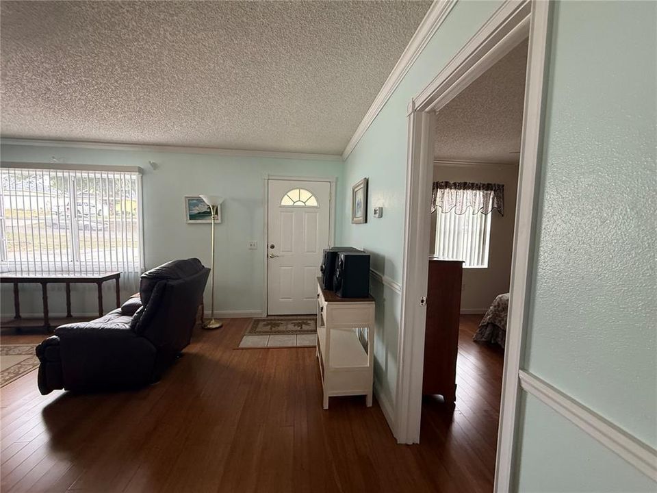 For Sale: $217,000 (2 beds, 1 baths, 910 Square Feet)