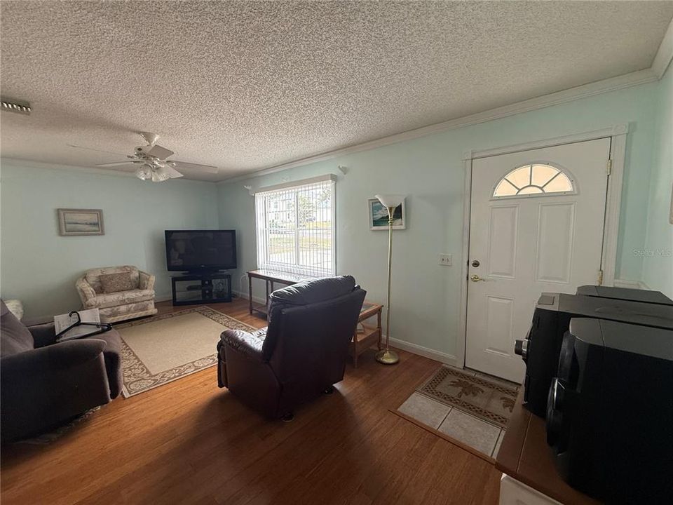 For Sale: $217,000 (2 beds, 1 baths, 910 Square Feet)