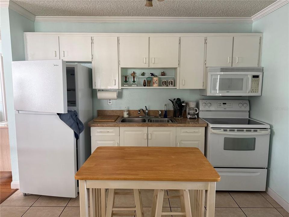 For Sale: $217,000 (2 beds, 1 baths, 910 Square Feet)