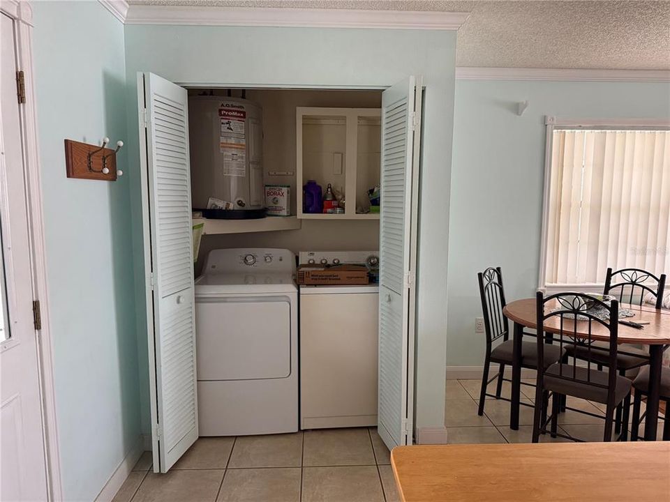 For Sale: $217,000 (2 beds, 1 baths, 910 Square Feet)