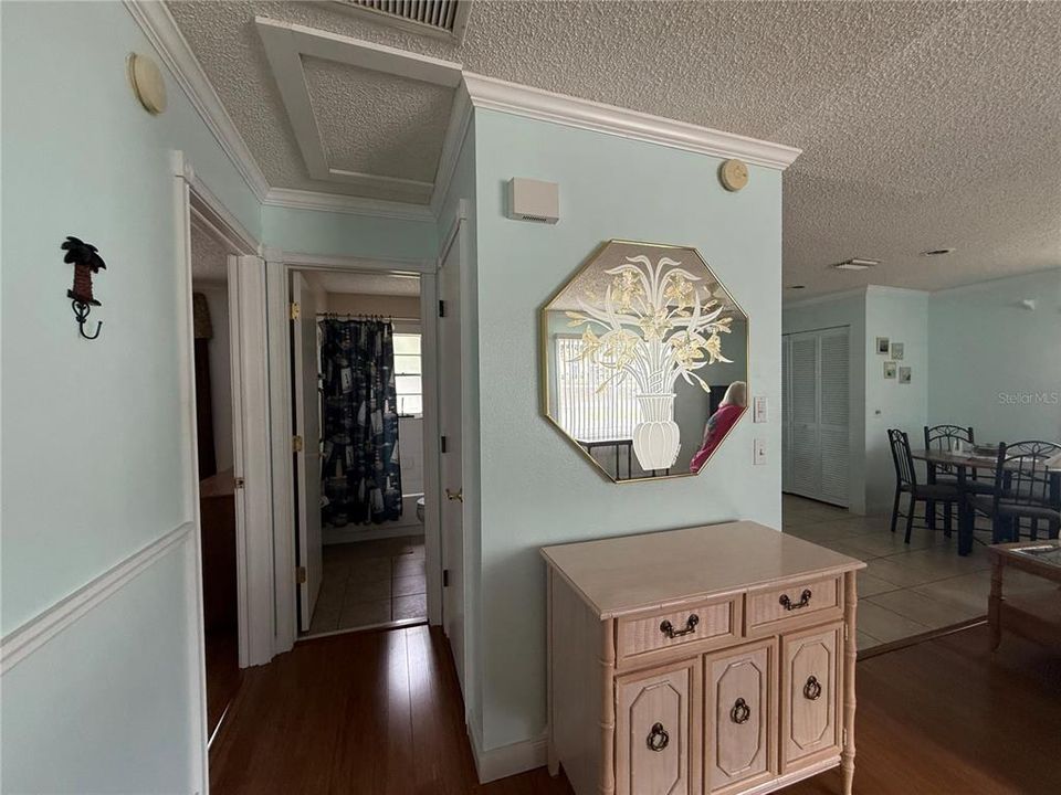 For Sale: $217,000 (2 beds, 1 baths, 910 Square Feet)