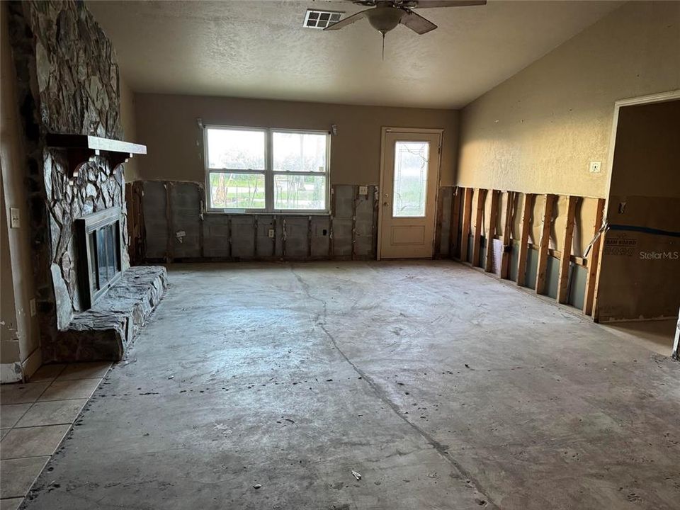 Activo con contrato: $139,900 (3 camas, 2 baños, 1568 Pies cuadrados)