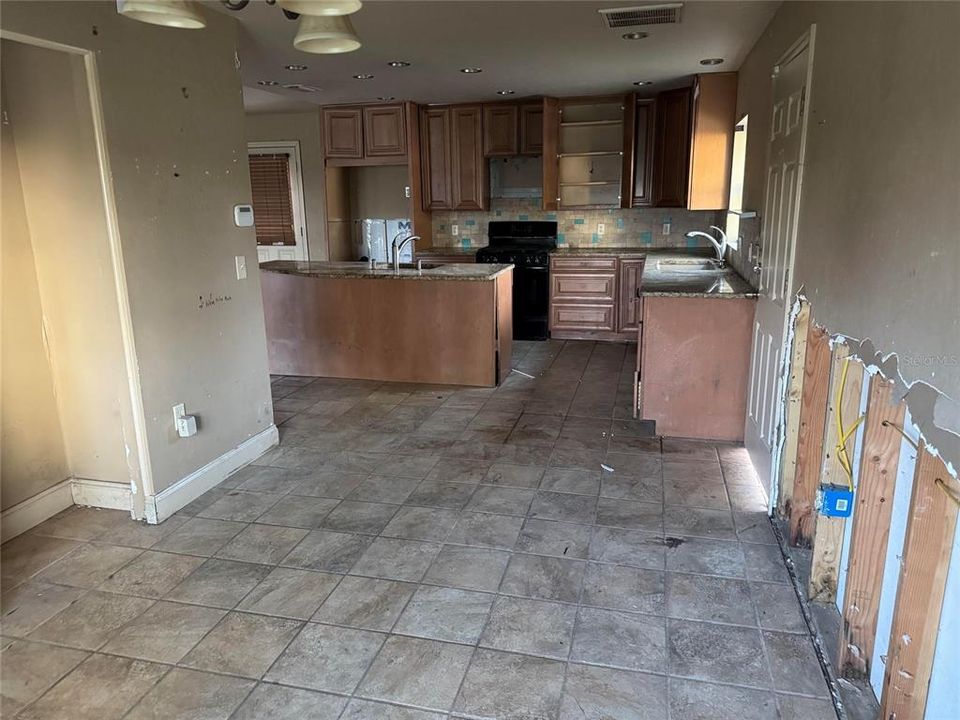 Activo con contrato: $139,900 (3 camas, 2 baños, 1568 Pies cuadrados)