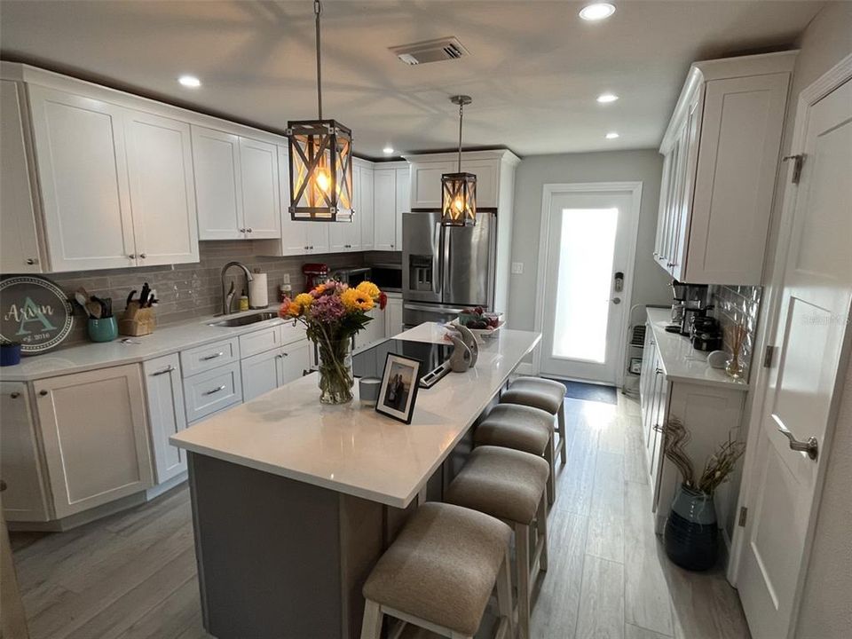 For Rent: $1,900 (2 beds, 1 baths, 950 Square Feet)