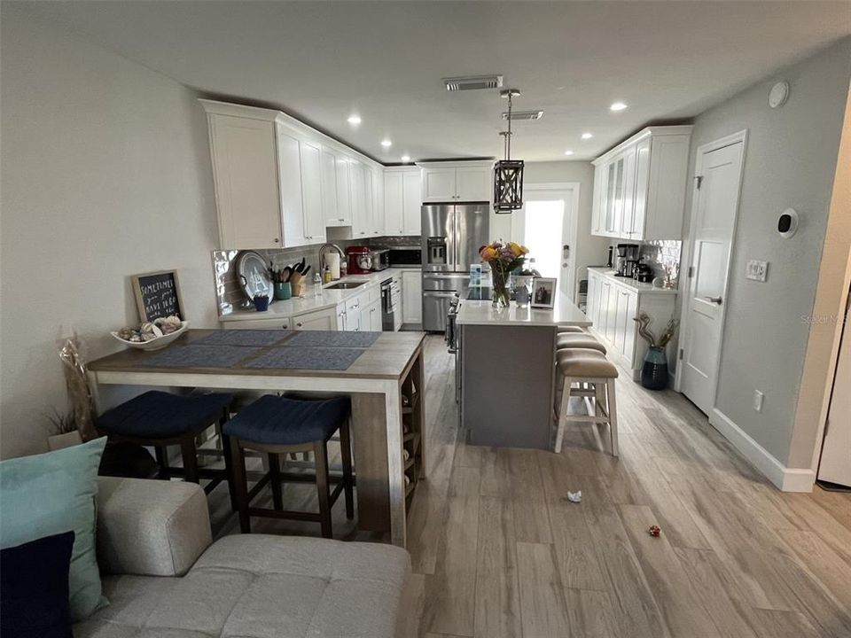 For Rent: $1,900 (2 beds, 1 baths, 950 Square Feet)