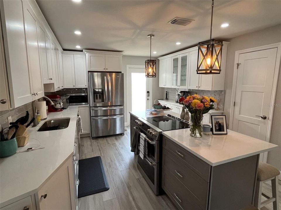 For Rent: $1,900 (2 beds, 1 baths, 950 Square Feet)