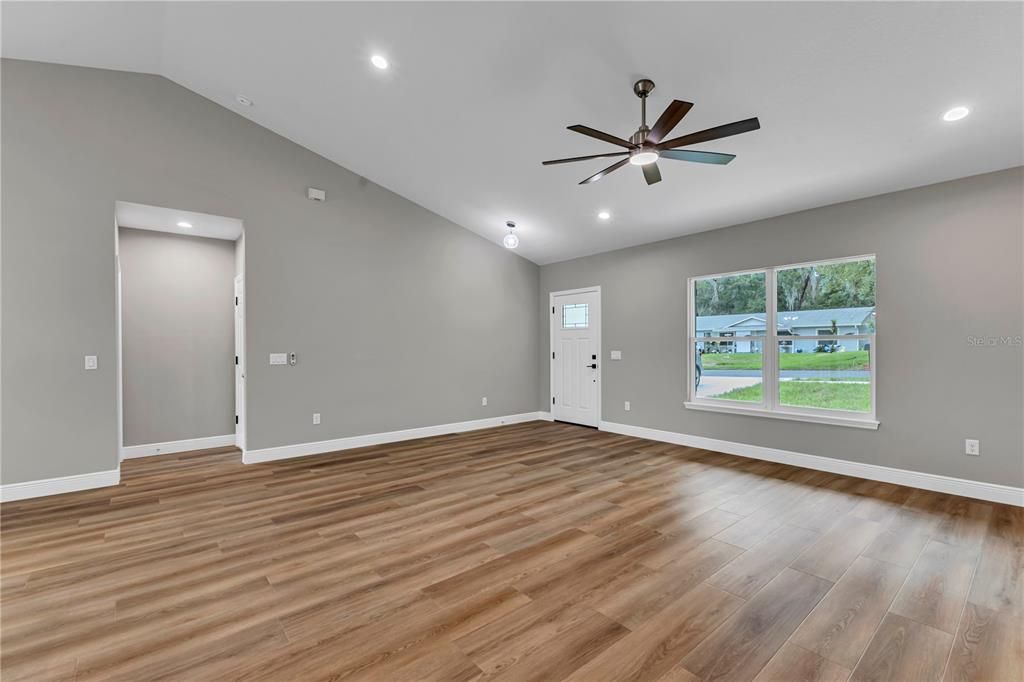 For Sale: $365,000 (3 beds, 2 baths, 1598 Square Feet)