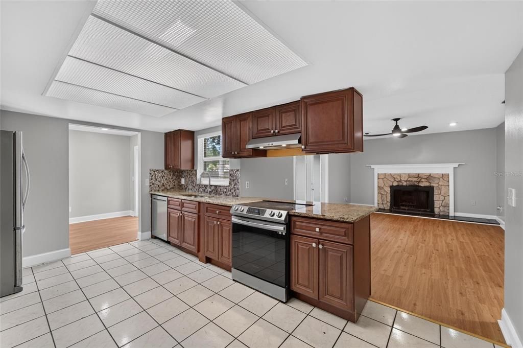 Activo con contrato: $339,999 (3 camas, 2 baños, 1450 Pies cuadrados)