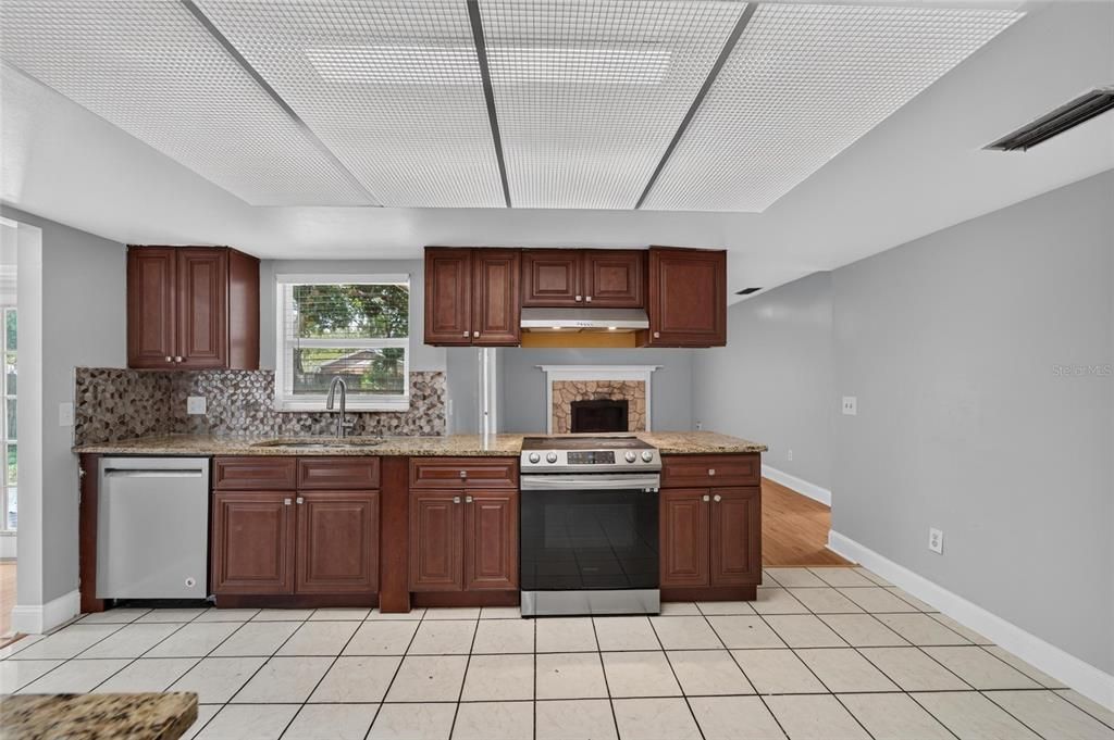Activo con contrato: $339,999 (3 camas, 2 baños, 1450 Pies cuadrados)