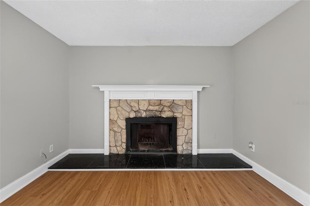 Activo con contrato: $339,999 (3 camas, 2 baños, 1450 Pies cuadrados)