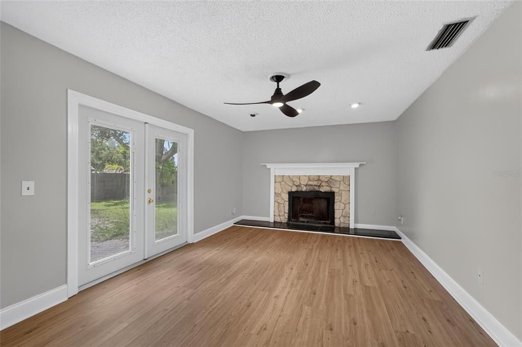 Activo con contrato: $339,999 (3 camas, 2 baños, 1450 Pies cuadrados)