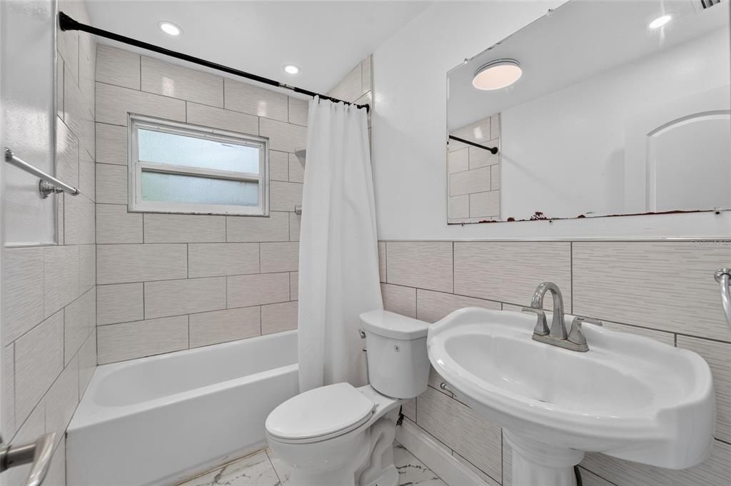 Activo con contrato: $339,999 (3 camas, 2 baños, 1450 Pies cuadrados)