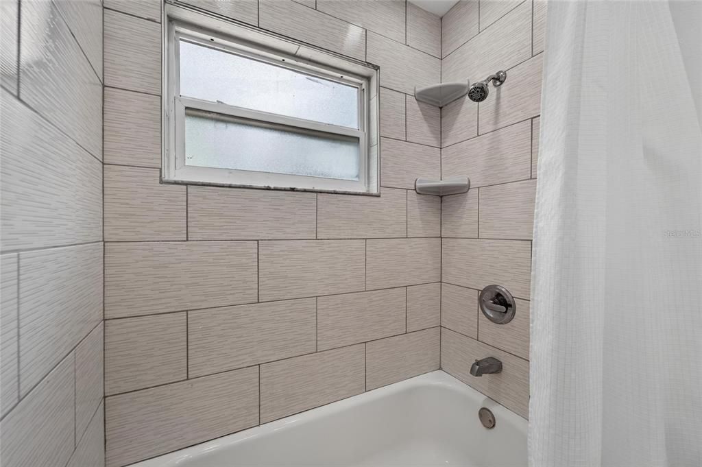 Activo con contrato: $339,999 (3 camas, 2 baños, 1450 Pies cuadrados)