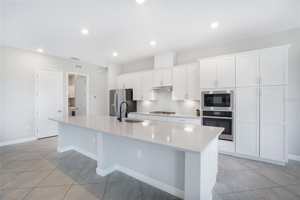 En Venta: $925,000 (3 camas, 3 baños, 2650 Pies cuadrados)