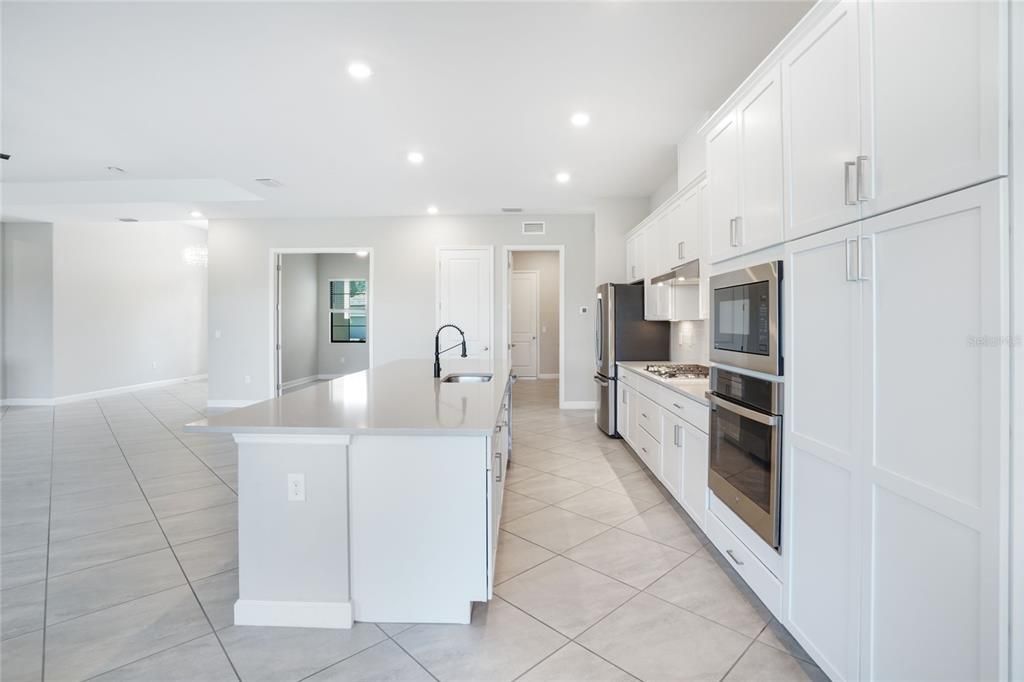 En Venta: $925,000 (3 camas, 3 baños, 2650 Pies cuadrados)