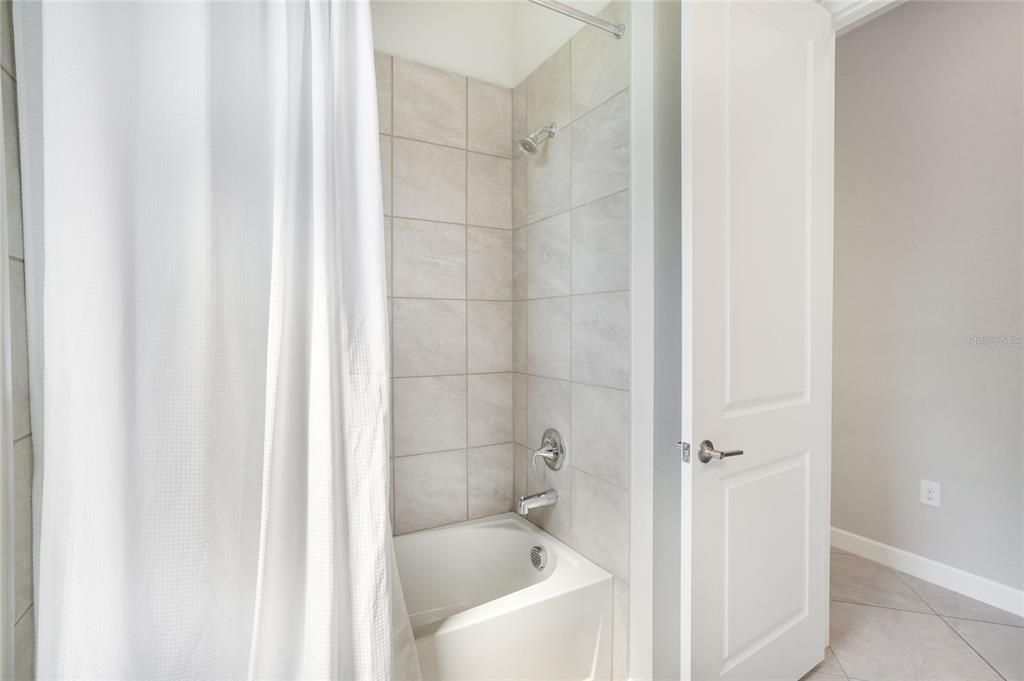 En Venta: $925,000 (3 camas, 3 baños, 2650 Pies cuadrados)