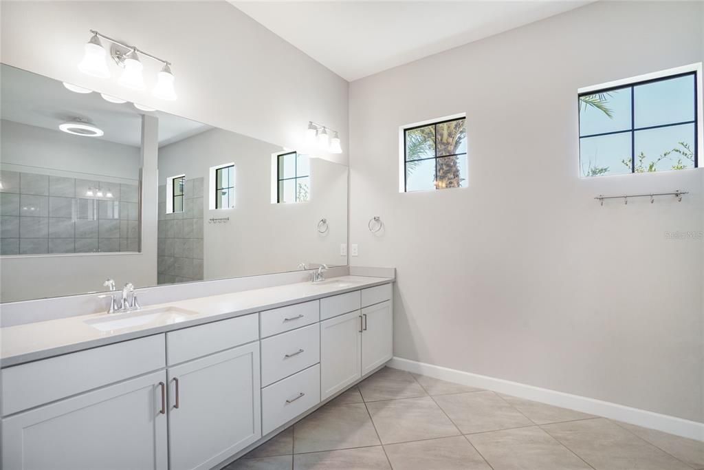 En Venta: $925,000 (3 camas, 3 baños, 2650 Pies cuadrados)