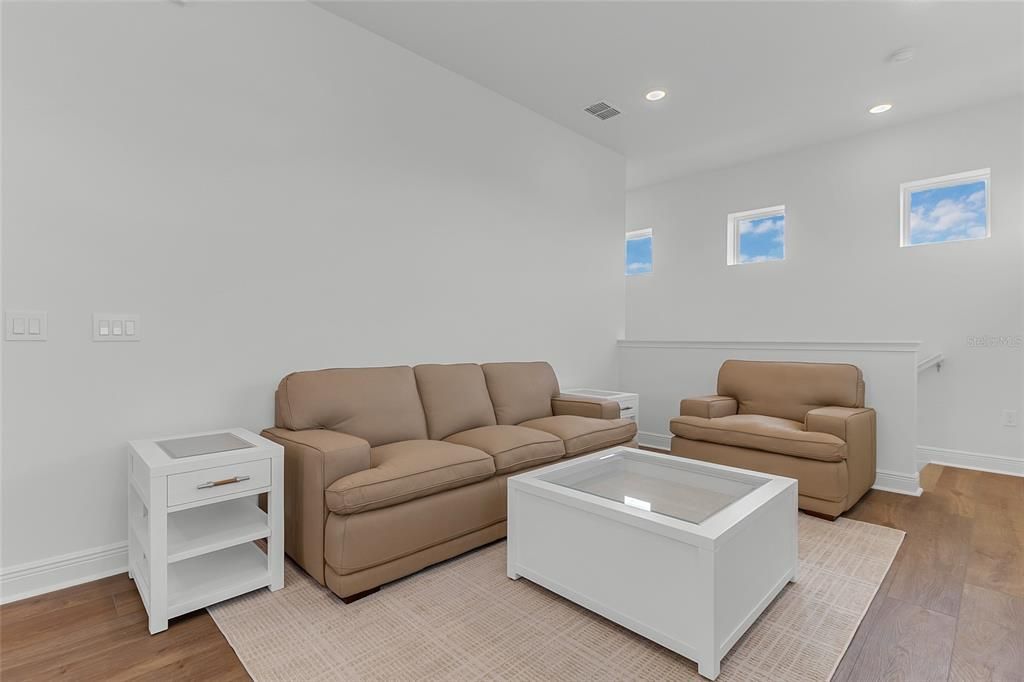 For Rent: $2,300 (1 beds, 1 baths, 890 Square Feet)