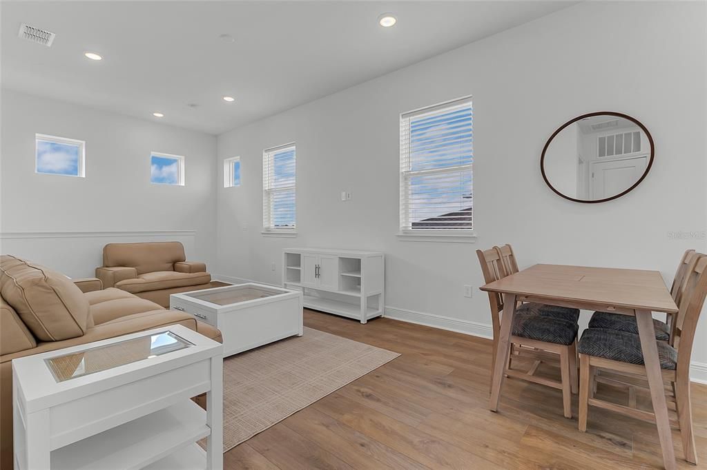 For Rent: $2,300 (1 beds, 1 baths, 890 Square Feet)