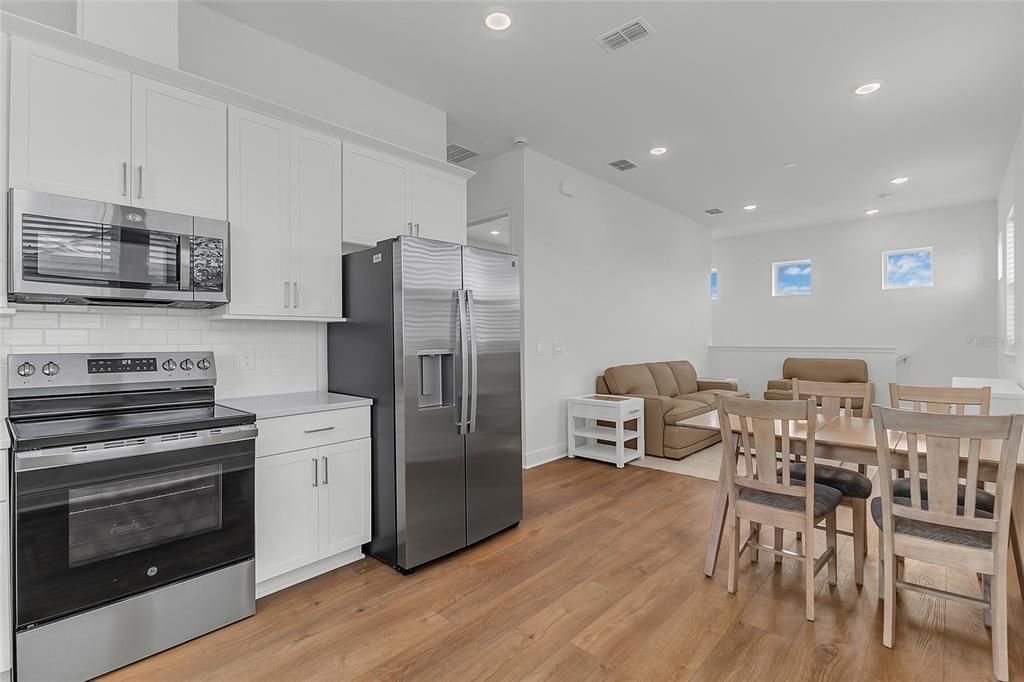 For Rent: $2,300 (1 beds, 1 baths, 890 Square Feet)