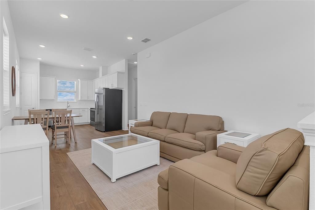 For Rent: $2,300 (1 beds, 1 baths, 890 Square Feet)