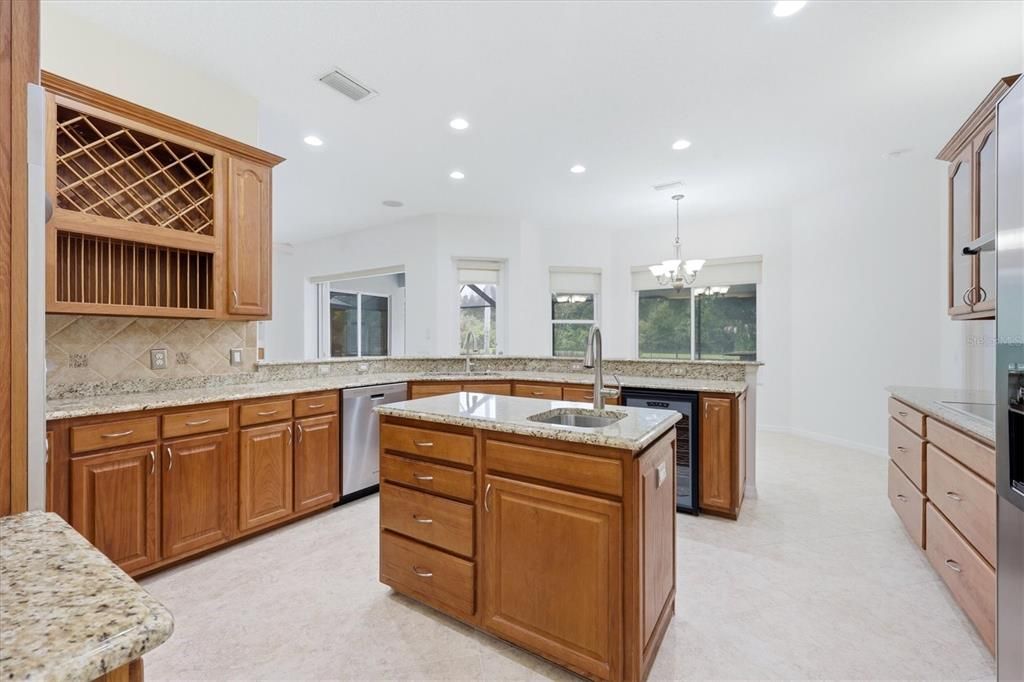 Activo con contrato: $695,000 (3 camas, 2 baños, 2427 Pies cuadrados)