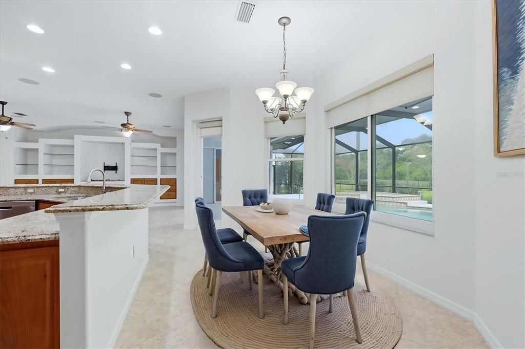 Activo con contrato: $695,000 (3 camas, 2 baños, 2427 Pies cuadrados)