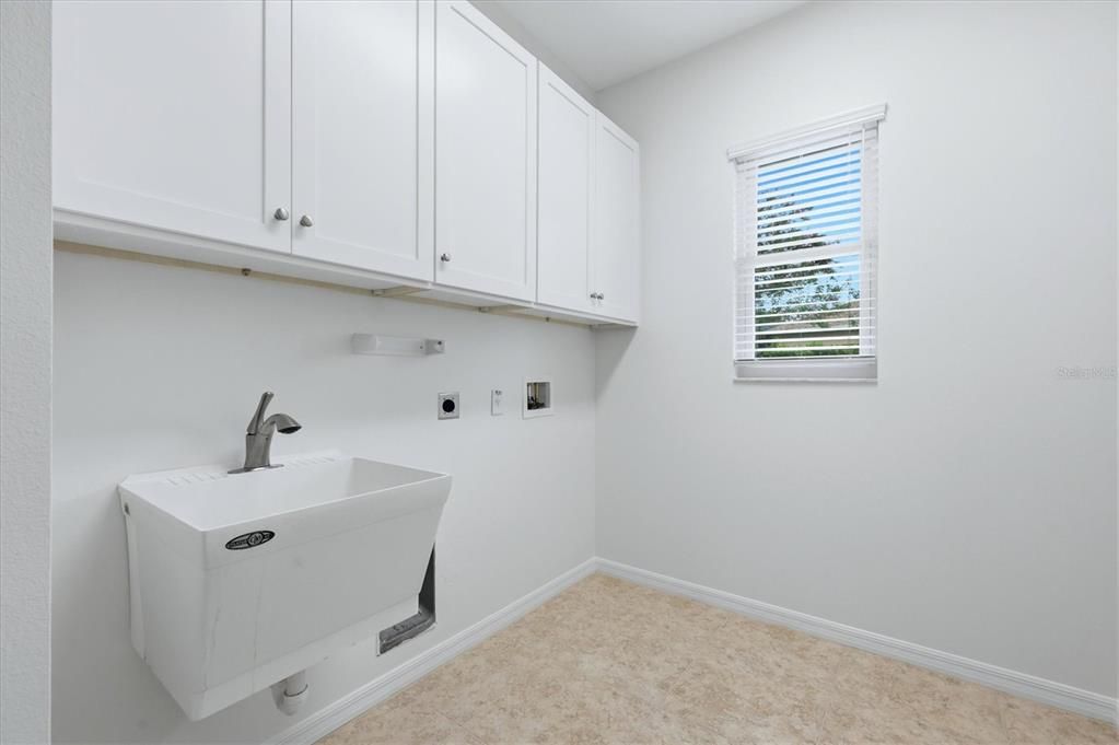 Activo con contrato: $695,000 (3 camas, 2 baños, 2427 Pies cuadrados)