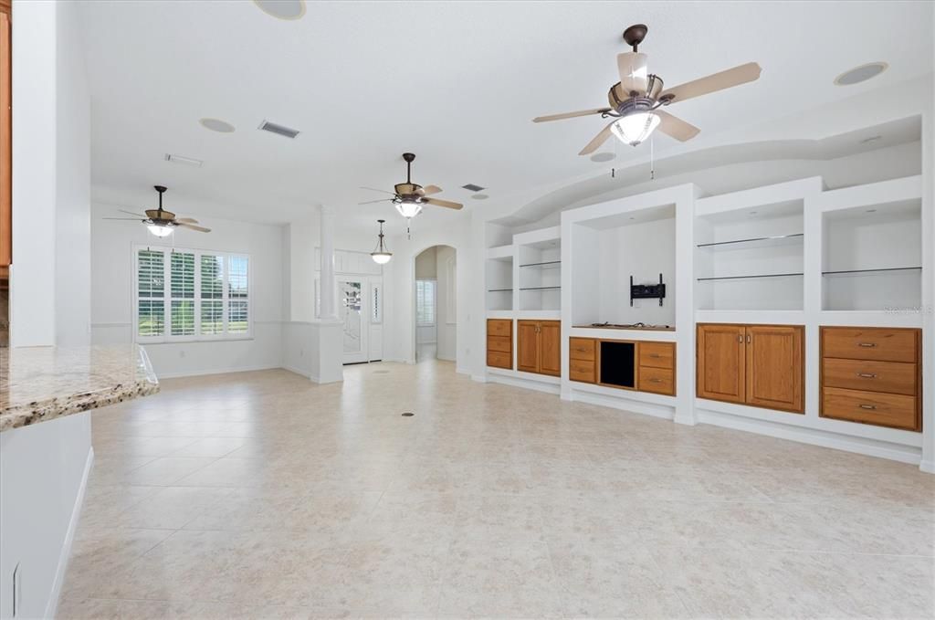 Activo con contrato: $695,000 (3 camas, 2 baños, 2427 Pies cuadrados)