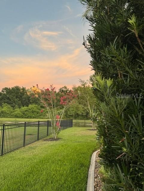 Activo con contrato: $695,000 (3 camas, 2 baños, 2427 Pies cuadrados)