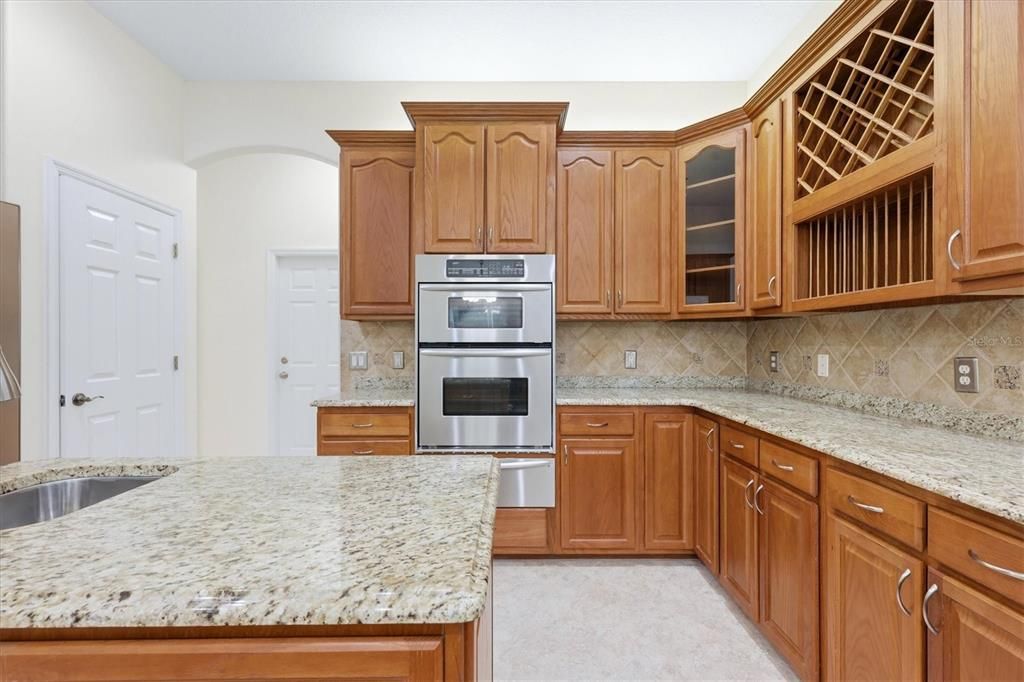 Activo con contrato: $695,000 (3 camas, 2 baños, 2427 Pies cuadrados)